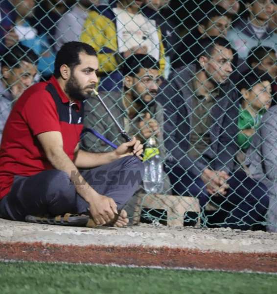 مشجع بيده حجر شيشة من تصوير اسلام قاسم 