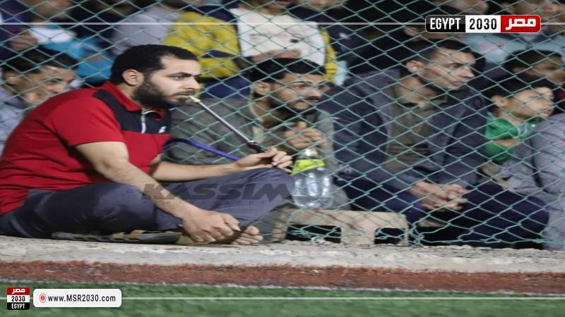 مشجع بيده حجر شيشة من تصوير اسلام قاسم