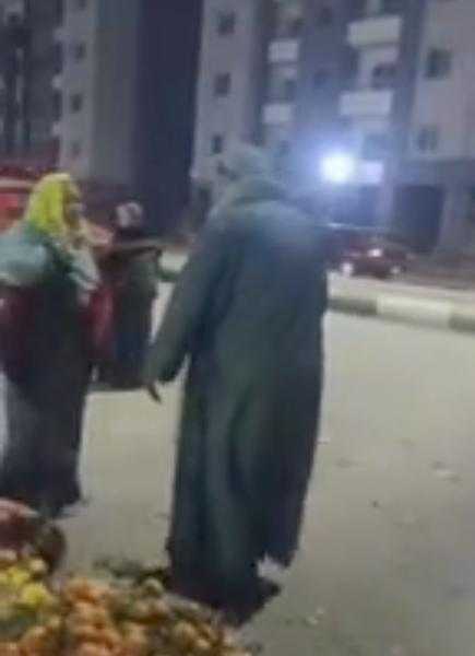 مفاجأة في واقعة اعتداء رجل على سيدة بالضرب وسط الشارع بالفيوم -فيديو