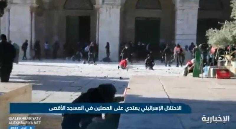شاهد .. قوات الاحتلال تعتدي على المصلين في باحات الأقصى