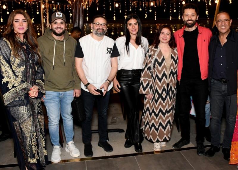 أشرف عيد الباقي يقيم سحور لنجوم الفن.. صور