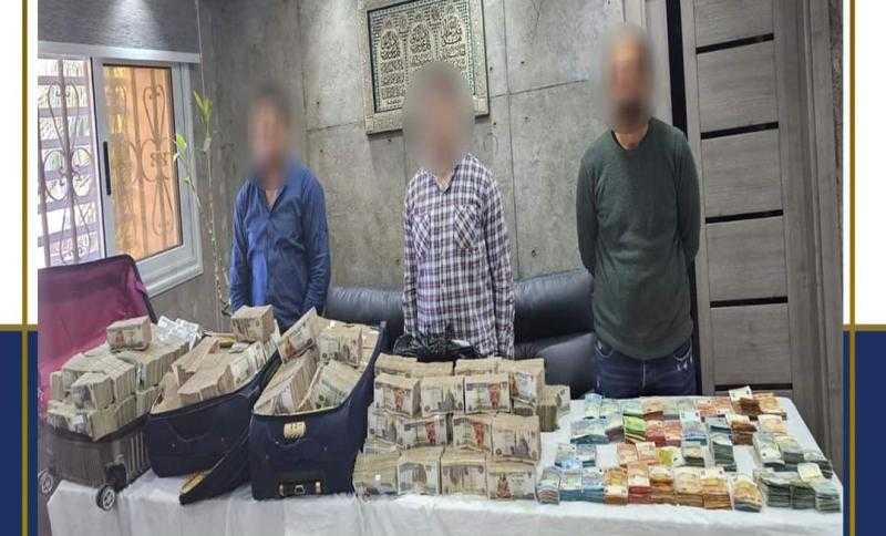 ضبط 3 أشخاص لقيامهم بالاتجار في النقد الأجنبي