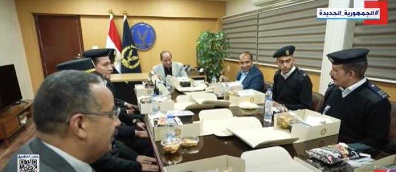 شاهد.. الرئيس السيسي يتناول وجبة الإفطار مع ضباط قسم أول مدينة نصر