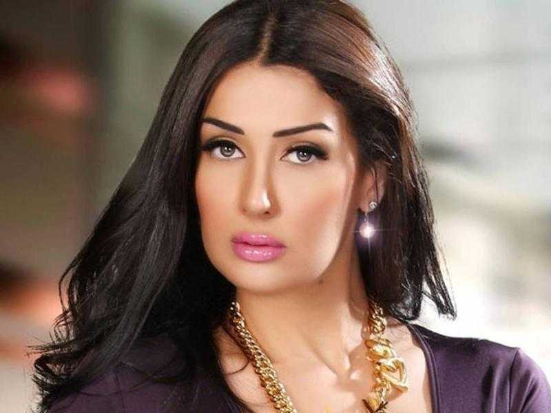 غادة عبدالرازق تخطف الأنظار «بالبيجامة» وبرفقة كلبها