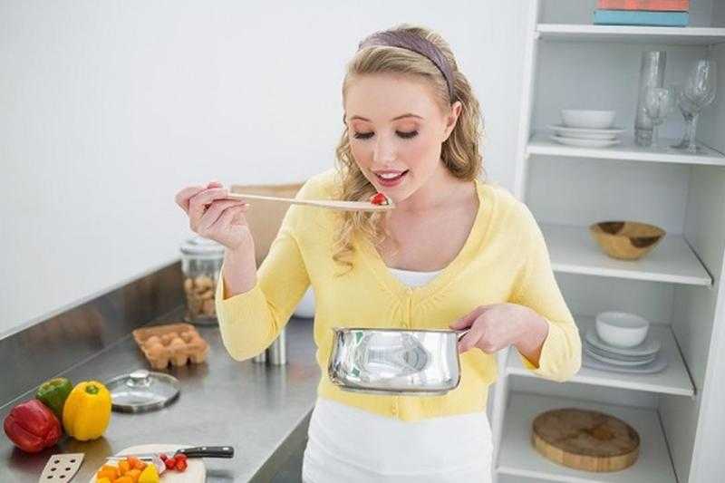 تذوقت الطعام وأنا أعده ثم أكملت صيامي فهل هذا جائز؟.. الإفتاء تُجيب