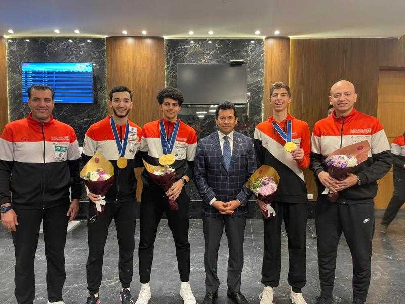 وزير الرياضة يستقبل بعثة منتخب مصر للسلاح في مطار القاهرة