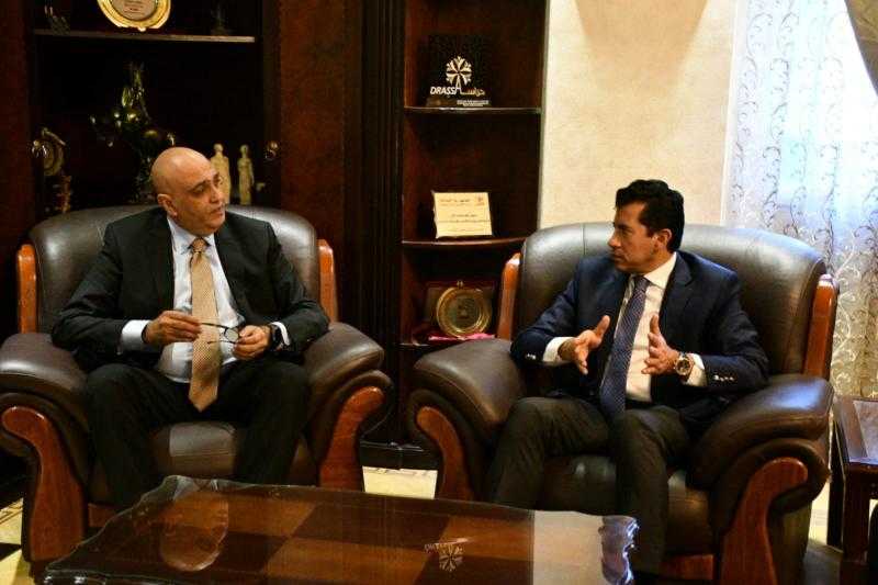 وزير الشباب يبحث التعاون المشترك مع جهاز تنمية المشروعات المتوسطة والصغيرة