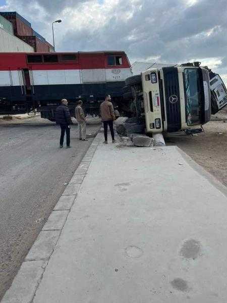 اصطدام قطار بضائع بسيارة نقل أمام ميناء دمياط .. صور