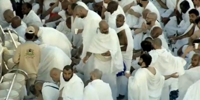 فيديو| لقطات من إفطار المعتمرين والمصلين في الحرم المكي