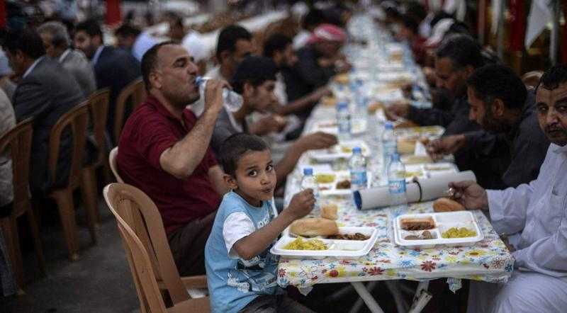 شاهد.. مواطن قبطي يُقيم مائدة طعام لإفطار الصائمين في الأقصر