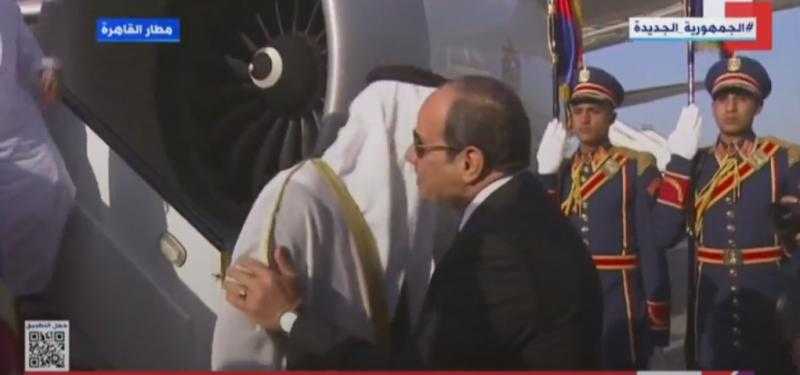 بالأحضان.. شاهد لحظة استقبال الرئيس السيسي نظيره الإماراتي بمطار القاهرة