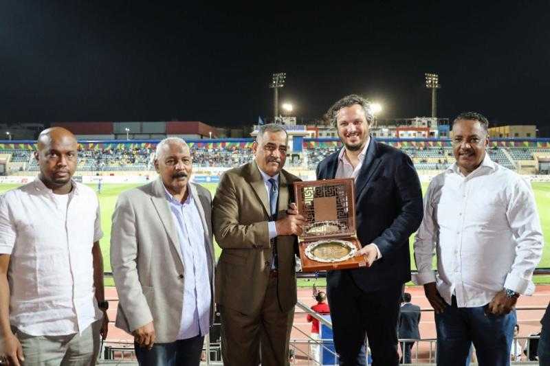 أسوان يكرم المهندس ممدوح عيد ونادي بيراميدز