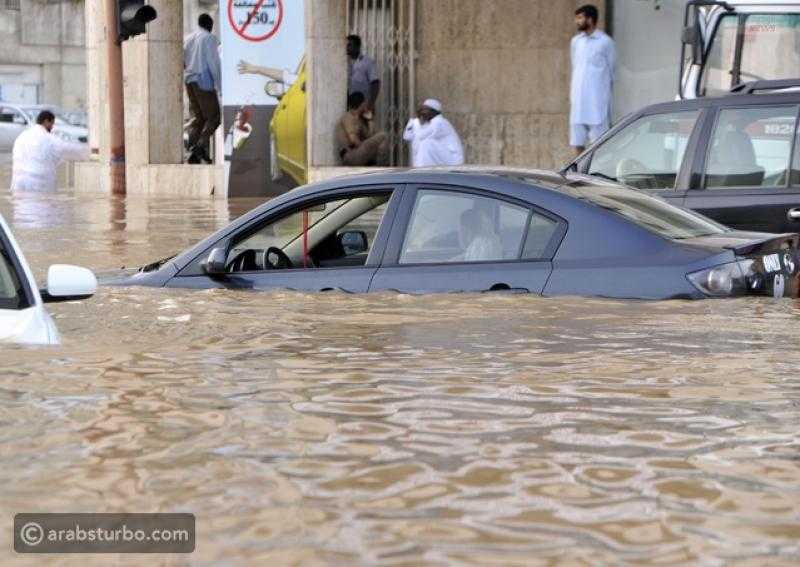 ‏«ادعو لنا سواء رجعنا لكم أو ودعناكم».. شاب يستغيث بعدما غرق بسيارته في مياه الأمطار - فيديو