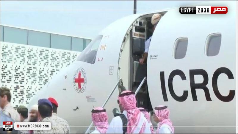 لحظة وصول طائرة تبادل 16 أسيرًا سعوديًا 
