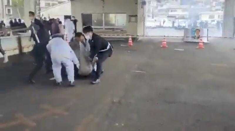 بعد محاولة اغتياله.. شاهد حراس رئيس الوزراء الياباني يجرونه على الأرض بعد سماع دوي الانفجارات