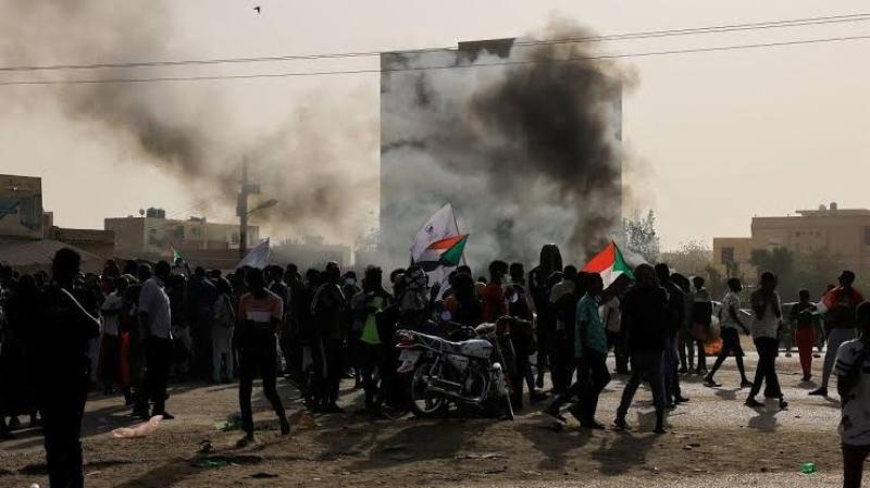 شاهد.. أول فيديو لحظة اشتعال عدد من الطائرات المدنية في مطار الخرطوم