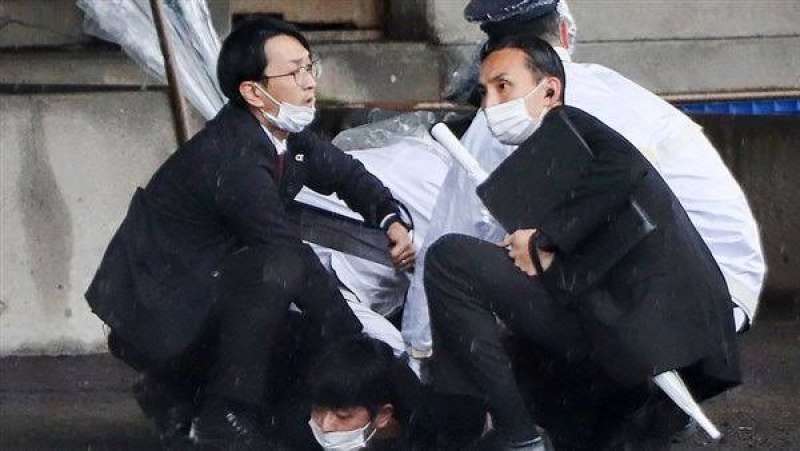 لحظة اعتقال المشتبه به في إلقاء عبوة ناسفة باليابان