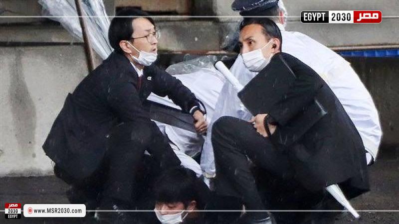 لحظة اعتقال المشتبه به في إلقاء عبوة ناسفة باليابان