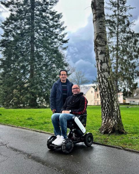 نجل الفنان محمد ثروت يعود للقاهرة لقضاء العيد بعد رحلة علاجية