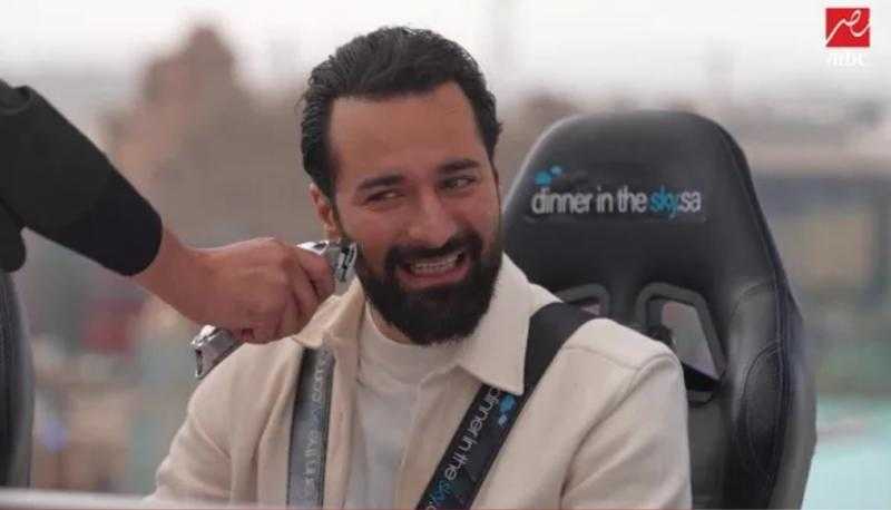 رامز جلال يحلق ذقن أحمد حاتم على الهواء.. شاهد ردة فعل الأخير