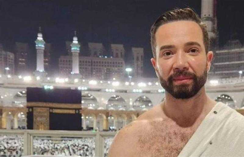 أحد المعتمرين لــ تامر شلتوت: ”أعوذ بالله”
