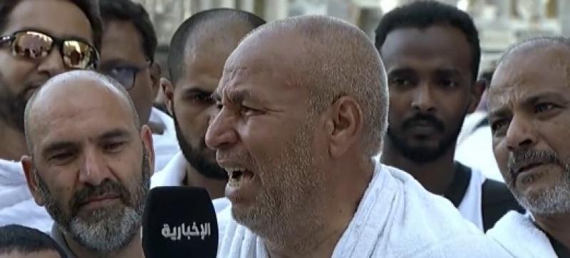 «كنت لا أملك إلا قوت يومي».. معتمر مصري ينهار من البكاء لتلقيه دعوة لزيارة الحرم المكي