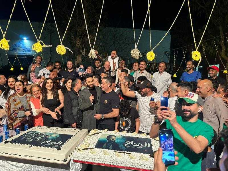 فركش.. حمادة هلال يحتفل بانتهاء تصوير «المداح 3» مع أبطال وصناع المسلسل|صور