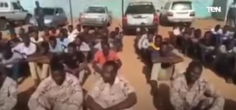 شاهد.. لحظة استسلام عدد من متمردي الدعم السريع للقوات المسلحة السودانية