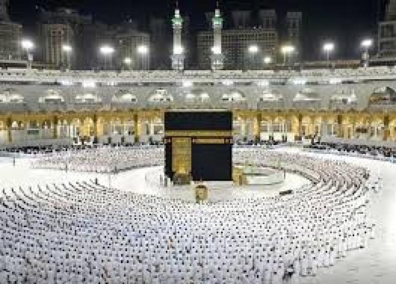 شاهد.. طواف المعتمرين حول الكعبة في ليلة الـ 27 من رمضان