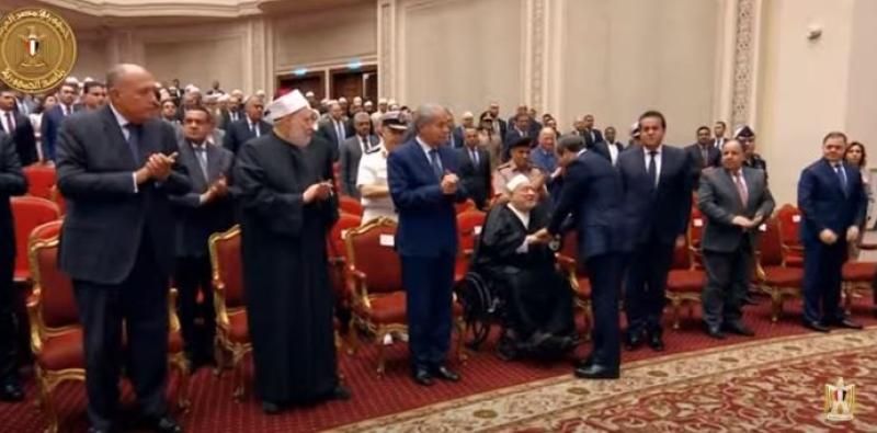السيسي يتوقف لمصافحة أحمد عمر هاشم باحتفالية ليلة القدر