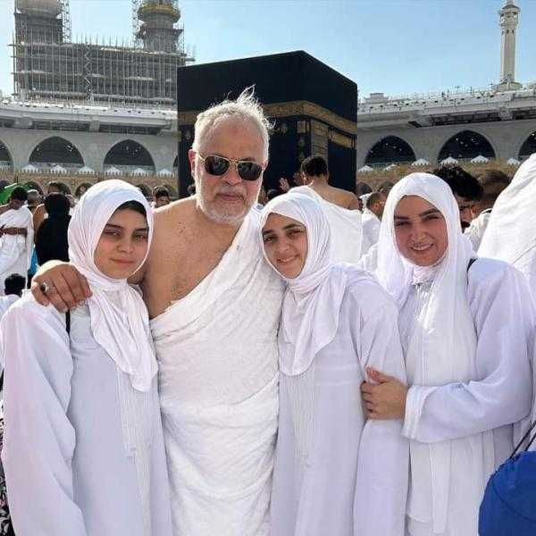 روجينا وأشرف زكي يؤديان مناسك العمرة مع ابنتيهما| صور
