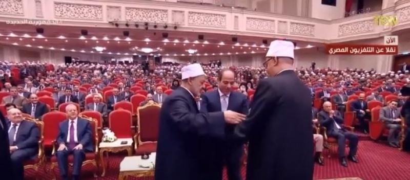 هدية تذكارية وحديث ودي بين السيسي وشيخ الأزهر.. «فيديو»