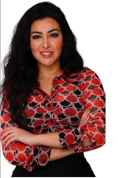 ميرهان حسين تخطف الأنظار بـ«جمبسوت برتقالي وتاتو»