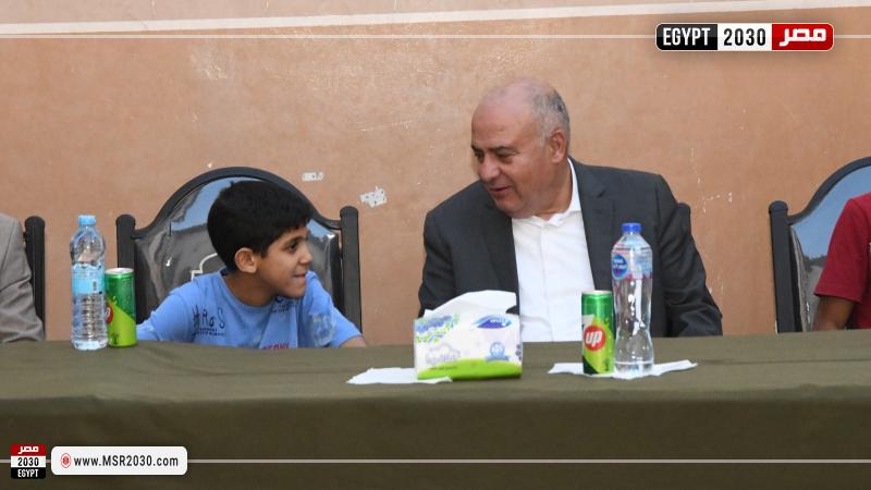 محافظ قنا يشارك دار أيتام الفطار 