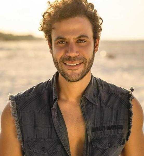 «أبو نسب».. محمد عادل إمام يروج لفيلمه الجديد