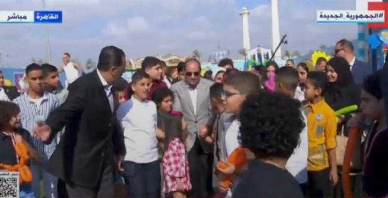 إيه اليوم الحلو ده.. الرئيس السيسي يوزع الهدايا والألعاب على أبناء الشهداء «فيديو»