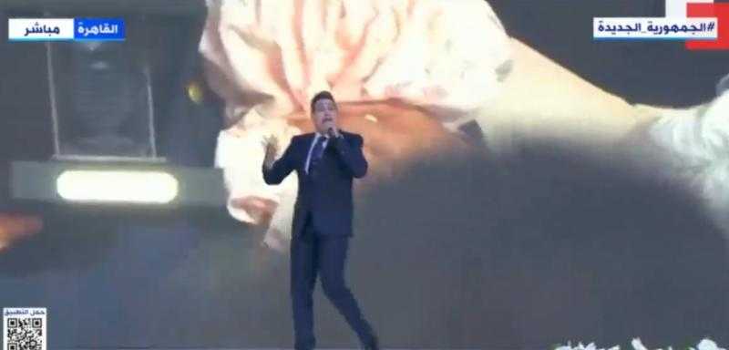 «الليلة عيد».. شاهد حكيم يُشعل أجواء احتفالية عيد الفطر بحضور السيسي