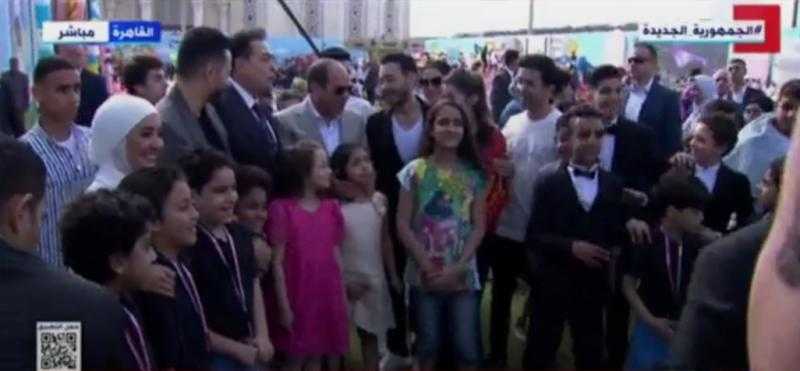 الرئيس السيسي يلتقط صورة تذكارية مع أبناء شهداء الجيش والشرطة