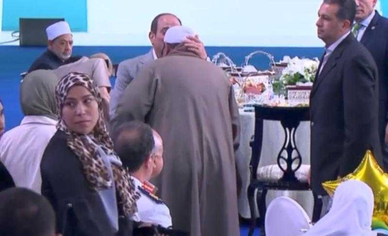جبر الخواطر.. الرئيس السيسي يقبل رأس والد أحد الشهداء خلال احتفالية عيد الفطر «فيديو»