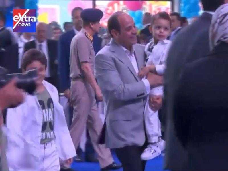 طفل يفاجئ الرئيس السيسي فور دخوله مقر احتفالية عيد الفطر.. شاهد ردة فعل الأخير