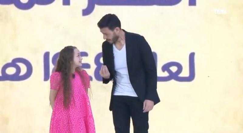 «منى زي الفل وما بتنصبش».. الرئيس السيسي يدافع عن ابنة الفنان أحمد زاهر | شاهد