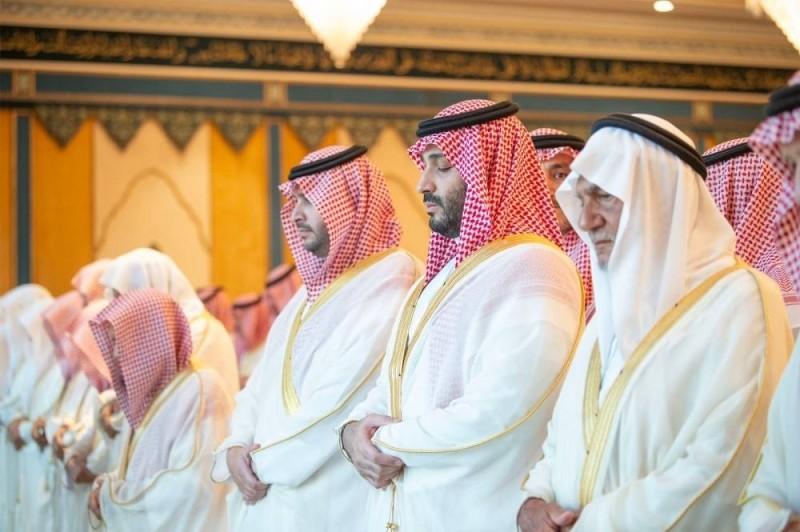 برفقة المصلين في المسجد الحرام.. محمد بن سلمان يؤدي صلاة عيد الفطر «فيديو»
