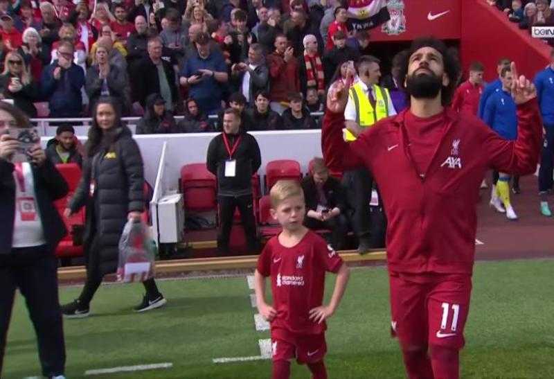 نجل جيرارد يظهر مع محمد صلاح في مباراة نوتنجهام