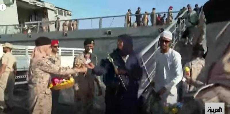شاهد.. السعودية تستقبل الرعايا الأجانب القادمين من السودان بالورد والحلوى