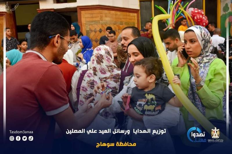 أعضاء الفرق الشبابية بوحدة تصدوا معنا يشاركون في مبادرة « العيد أحلي