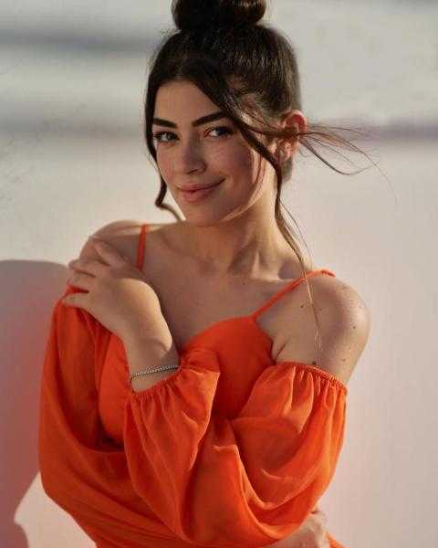 بالبرتقالي.. ليلى أحمد زاهر تخطف الأنظار على ”انستجرام”