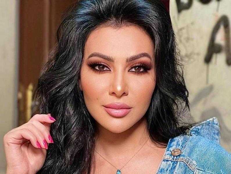 بالستان الأصفر.. إطلالة ساحرة للفنانة ميرهان حسين