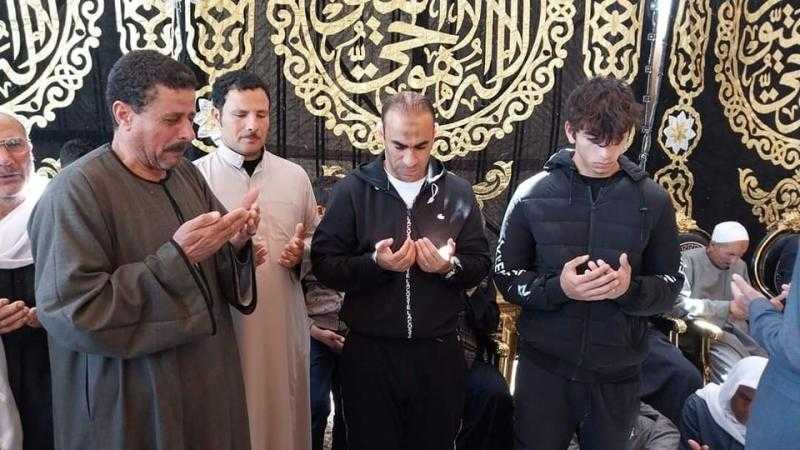 صور.. سيد عبد الحفيظ يتلقى العزاء في والد زوجته