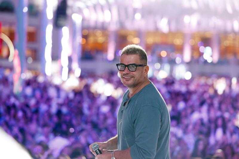 عمرو دياب يداعب هالة صدقي ووداد بطريقته الخاصة.. فيديو