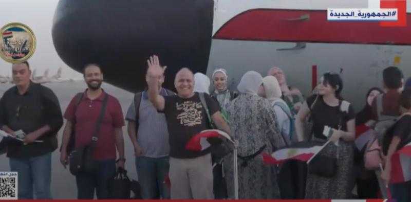 شاهد.. فرحة المصريين بعد عودتهم من السودان لأرض الوطن
